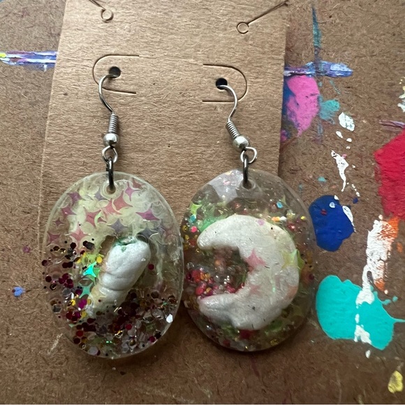 Leafy Green Abstract Earrings - Picture 4 of 7